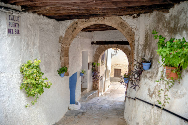 callejón de una calle con varios arcos en la villa medieval y antigua de letur - provincia de albacete fotografías e imágenes de stock