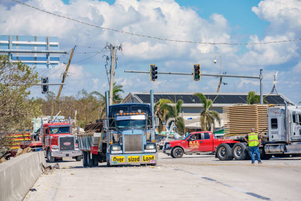camiones limpiando escombros de fort myers después del huracán ian - hurricane ian fotografías e imágenes de stock