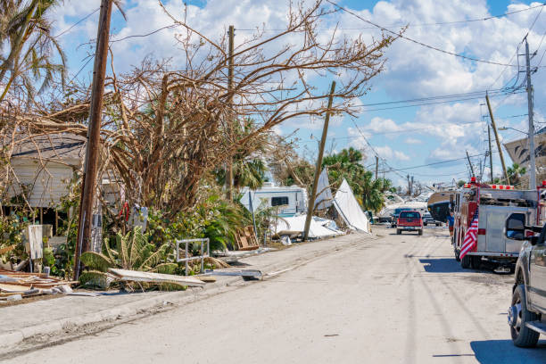 허리케인 이안 포트 마이어스 비치 fl에 의해 파괴 된 이웃 - hurricane ian 뉴스 사진 이미지