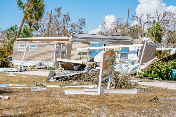 casas móviles destruidas por el huracán ian fort myers fl - hurricane ian fotografías e imágenes de stock