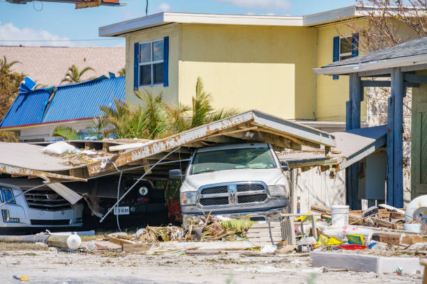 camión inmovilizado bajo los escombros de la tormenta huracán ian fort myers fl - hurricane ian fotografías e imágenes de stock