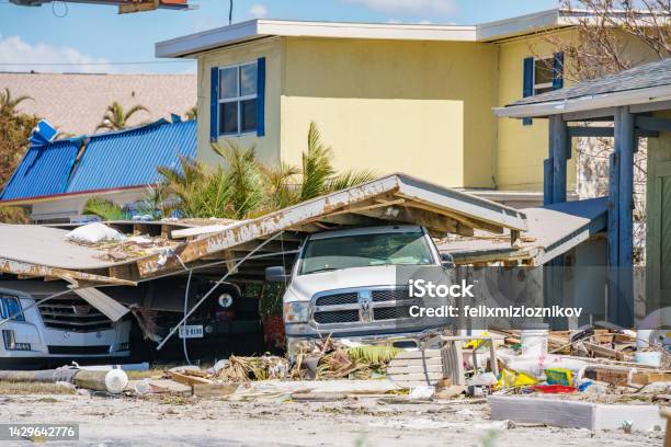 Camión Inmovilizado Bajo Los Escombros De La Tormenta Huracán Ian Fort Myers Fl Foto de stock y más banco de imágenes de Huracán Ian