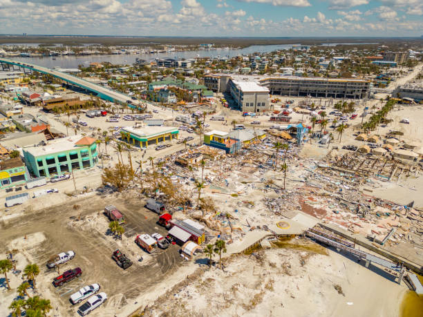 destruição maciça em fort myers beach rescaldo furacão ian - fort myers - fotografias e filmes do acervo