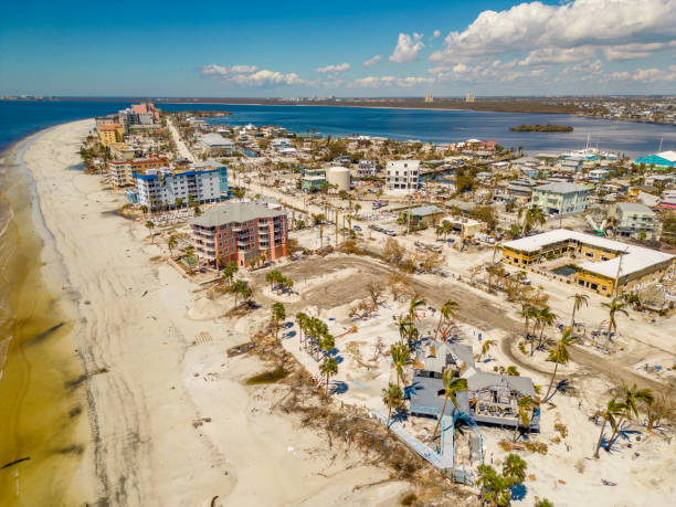 массовые разрушения на пляже форт-майерс после урагана ян - ian стоковые фото и изображения