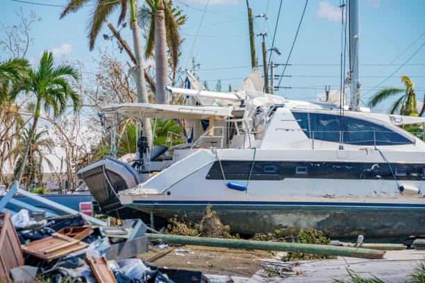 botes y escombros después del huracán ian fort myers fl - hurricane ian fotografías e imágenes de stock