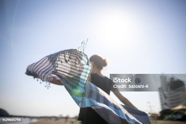 ビーチでスカーフで踊る幸せな女性 - セレブティブフォーカス