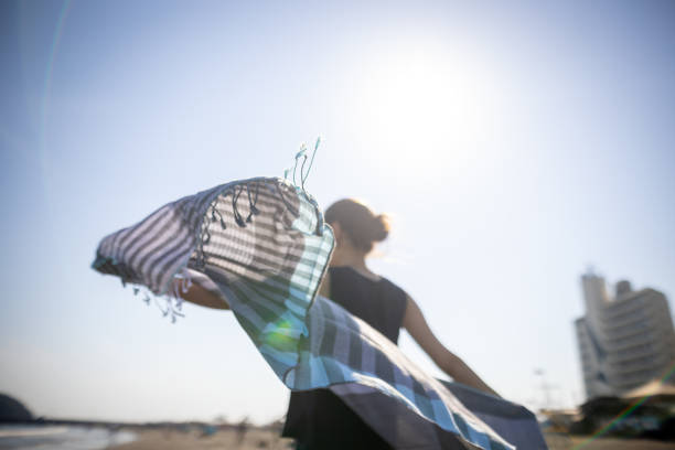 ビーチでスカーフで踊る幸せな女性 - セレブティブフォーカス - 日常 ストックフォトと画像