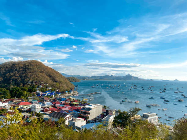 labuan bajo stadt - labuanbajo stock-fotos und bilder