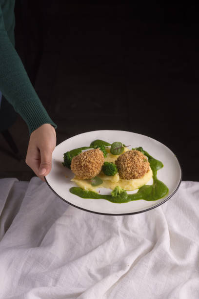 viande panée panée panko avec pommes de terre sur fond tissu léger - schnitzel cutlet meat isolated on white photos et images de collection