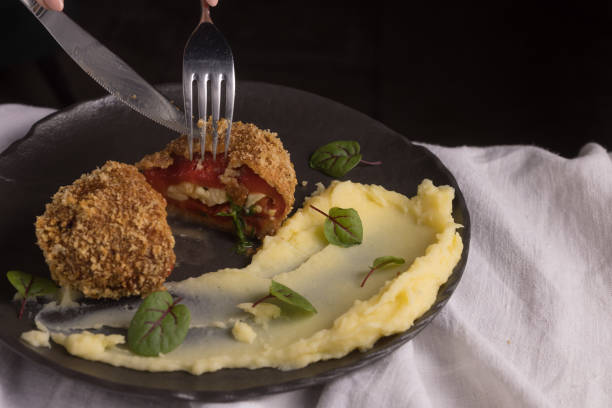 viande panée panée panko avec pommes de terre sur fond tissu léger - schnitzel cutlet meat isolated on white photos et images de collection