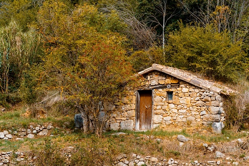 Dry stone hut, called tholos, next to the path that leads to the Hermitage of Sant’Angelo di Lettomanoppello. This is a medium-sized hut, mainly used for the storage of agricultural tools necessary for the cultivation of the surrounding fields. It is of the “primary decadent” type, the most widespread. Dry stone huts are very common in this area of the Maiella national park. The oldest are 200-300 years old.