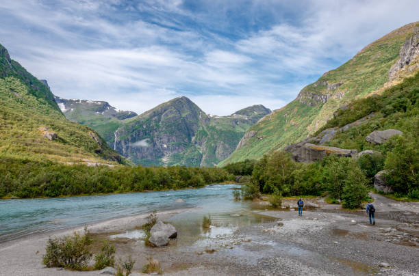 valle de briksdalen en el parque nacional del glaciar jostedal, noruega. magnífico paisaje noruego en verano. - sogn og fjordane county fotografías e imágenes de stock