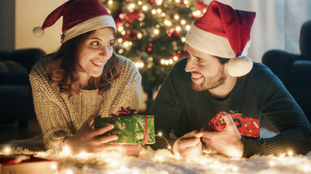 istock Couple exchanges christmas gifts box 1429673794