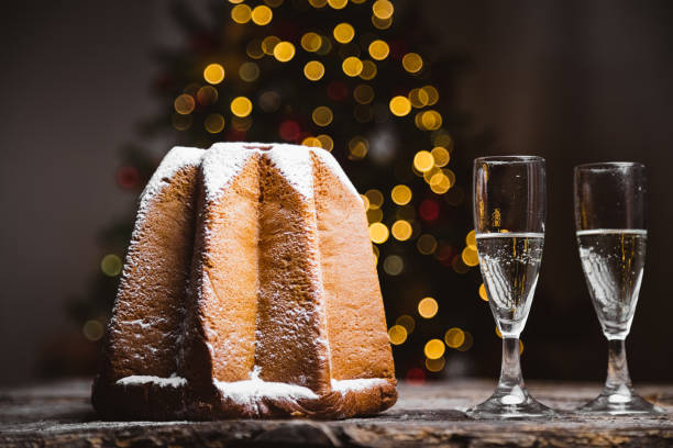pandoro e bicchieri di champagne cibo natalizio - pandoro foto e immagini stock