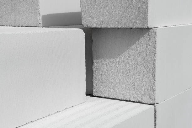 bloques de hormigón preparados para la construcción. casa de construcción modular de pared ligera aireada. nuevo concepto de arquitectura - bloque de cemento fotografías e imágenes de stock