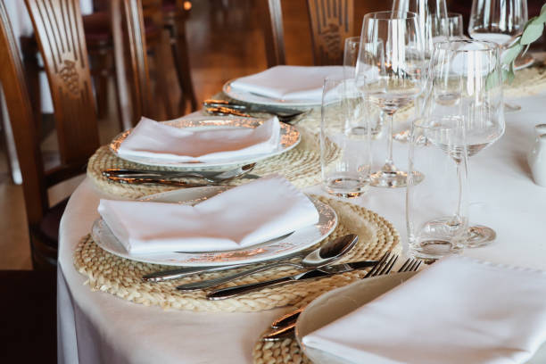 perfekt arrangierter tisch, bereit für gäste - restaurant banquet table wedding reception stock-fotos und bilder