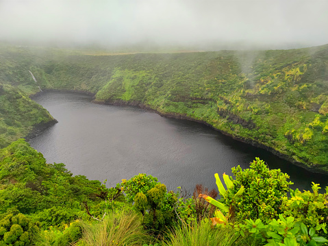Lagos de cráter de volcán gemelo en día de niebla, Lagoa Negra (laguna negra) y Lagoa Comprida (laguna larga) en la isla de flores en azores en portugal photo