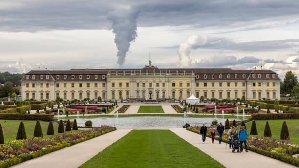 palácio de ludwigsburg em um dia nublado de outono - ludwigsburg - fotografias e filmes do acervo