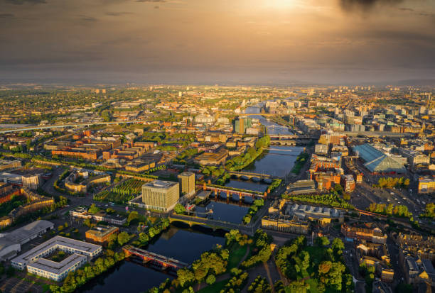 vista aérea del río clyde y la ciudad de glasgow durante la tormenta que se aproxima - glasgow clyde river river city fotografías e imágenes de stock