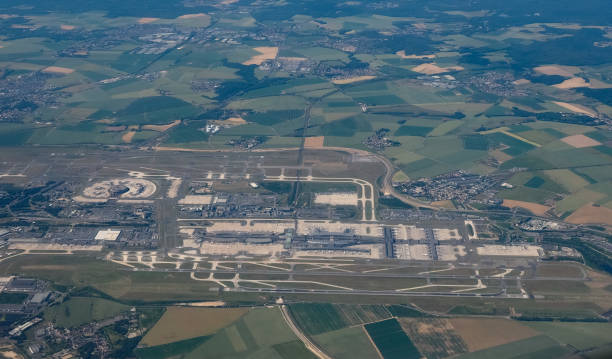 vista aérea del aeropuerto charles de gaulle en parís - charles de gaulle fotografías e imágenes de stock