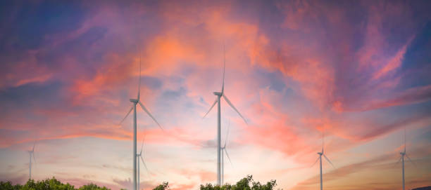 il banner della scena del tramonto sull'energia pulita ai pannelli solari con turbine eoliche che generano elettricità - concetto alternativo di energia rinnovabile - solar collector foto e immagini stock