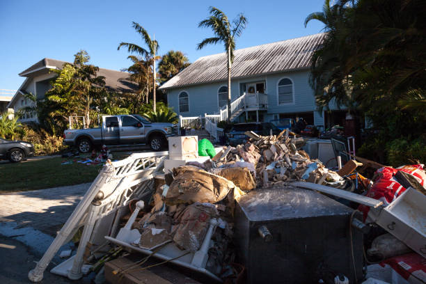escombros que incluyen artículos personales junto a casas inundadas después del huracán ian en naples, florida. - ian fotografías e imágenes de stock