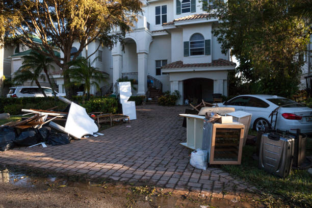 news débris, y compris des objets personnels, à côté de maisons inondées après l’ouragan ian à naples, en floride. - storm tide tide wave high tide photos et images de collection