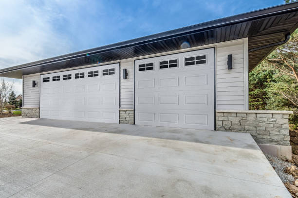 istock Three car garage of new home 1429772902