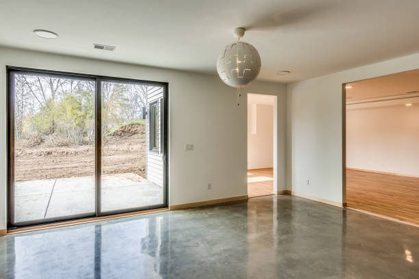 istock Empty room with walk-out basement sliding glass doors 1429772959