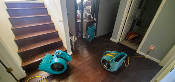air movers drying out a home after a water damage flood - beschadigd stockfoto's en -beelden