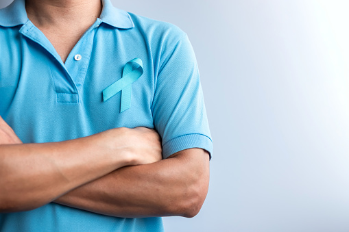 Mes azul de concientización sobre el cáncer de próstata en noviembre, hombre con camisa azul con cinta azul para apoyar la vida y la enfermedad de las personas. Salud, Hombres internacionales, Padre, Diabetes y Día Mundial del Cáncer photo