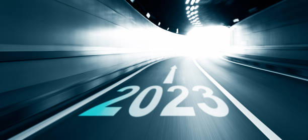 capodanno 2023 con movimento sfocato nella strada del tunnel - speed road sign sign forecasting foto e immagini stock