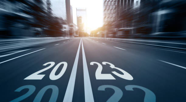 calle de la ciudad con número de año nuevo 2023 y 2022 - business fotografías e imágenes de stock