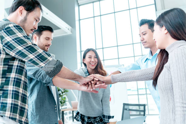 Group of diversity people fist bump holding hands together power of tag team. Teamwork Multiethnic people group working togetherness. Business people team holding hands successful. Business meeting grupo de diversidad personas golpeo de puño tomar la mano juntos poder de equipo de etiqueta. trabajo en equipo las personas multiétnicas se agrupan trabajando juntos. equipo de empresarios cogidos de la mano con éxito. reunión de negocios