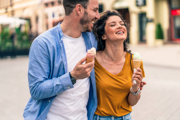 pareja feliz comiendo un helado - love couple city life urban scene fotografías e imágenes de stock