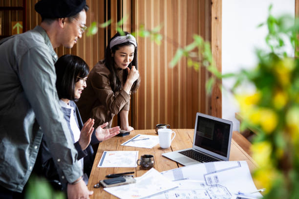 和風古民家でプロジェクトに取り組むデザイナー - ビジネス ストックフォトと画像
