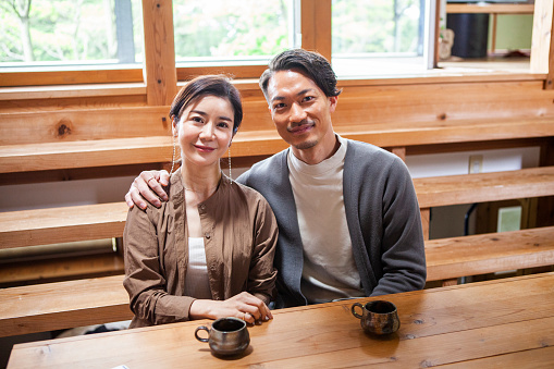 Natural modern room.\nJapanese men and women in their 30s and 40s.