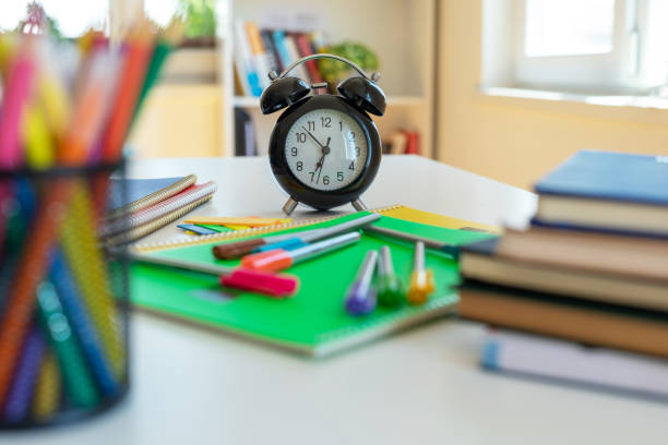 przybory szkolne na stole - table time clock clock face zdjęcia i obrazy z banku zdjęć