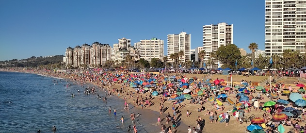 Image of the crowded beach of Viña del Mar
