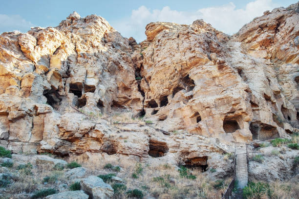 grotte di roccia di tödürge, sivas, turchia - arid climate asia color image day foto e immagini stock