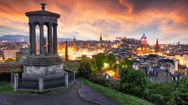 escócia - horizonte de edimburgo ao pôr do sol dramático - reino unido - edinburgh scotland castle skyline - fotografias e filmes do acervo