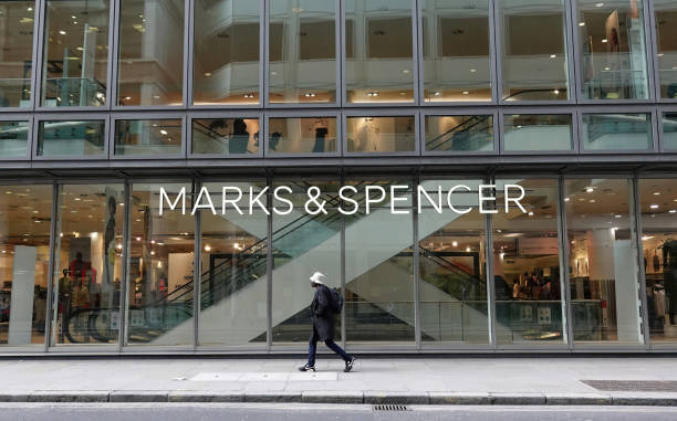 tienda minorista marks and spencer en fenchurch street, londres, reino unido. - store facade window display office building fotografías e imágenes de stock