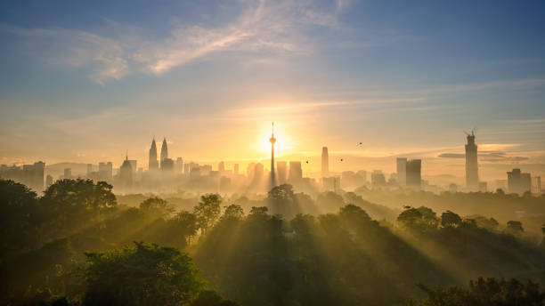 lever du soleil de kuala lumpur - lumpur photos et images de collection