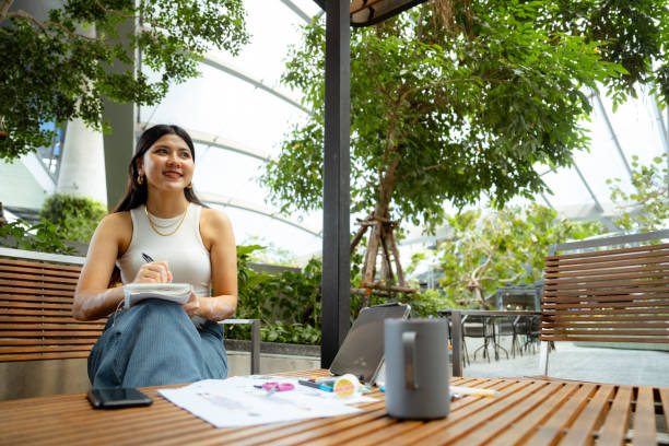 fashion designer working at public park. - independence business women manual worker imagens e fotografias de stock