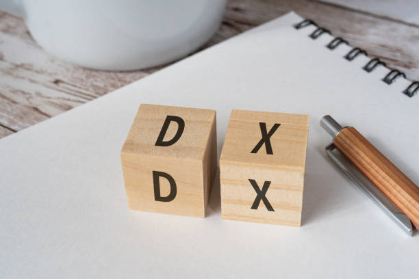 コンセプトの「dx」テキストが書かれた木製ブロック、ペン、スケッチブック、カップ。 - dx 解決 ストックフォトと画像