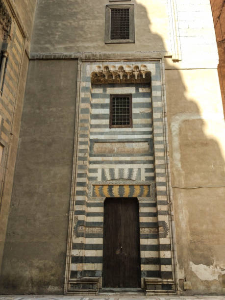puerta ornamentada dentro de la madrasa de la mezquita del sultán hassan en el viejo cairo, egipto - alquibla fotos fotografías e imágenes de stock