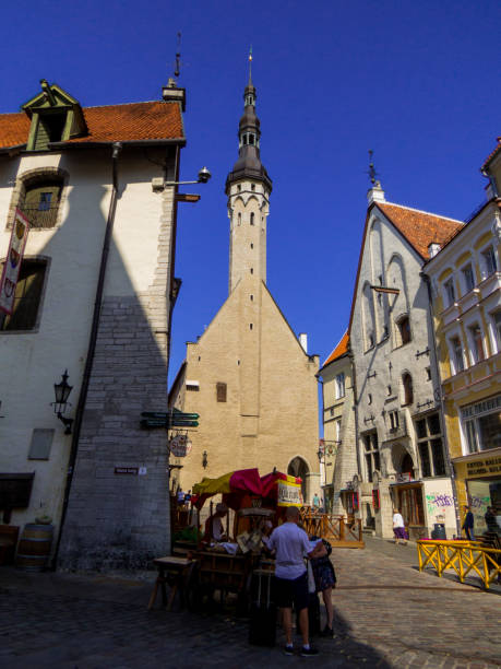 ратушная башня, таллинн, эстония - raekoja plats стоковые фото и изображения