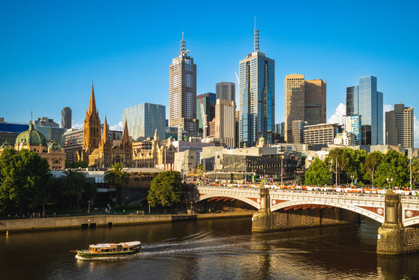 メルボルン市のビジネス地区、ビクトリア州、オーストラリア - yarra river ストックフォトと画像