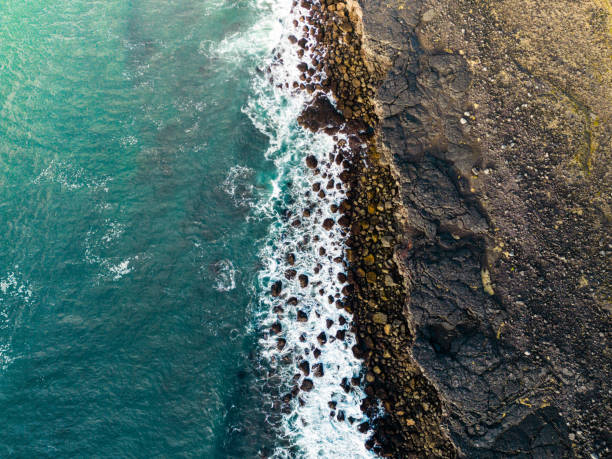 vista aérea de la costa del acantilado islandés con aguas oceánicas agitadas y olas - snaefellsnes fotografías e imágenes de stock