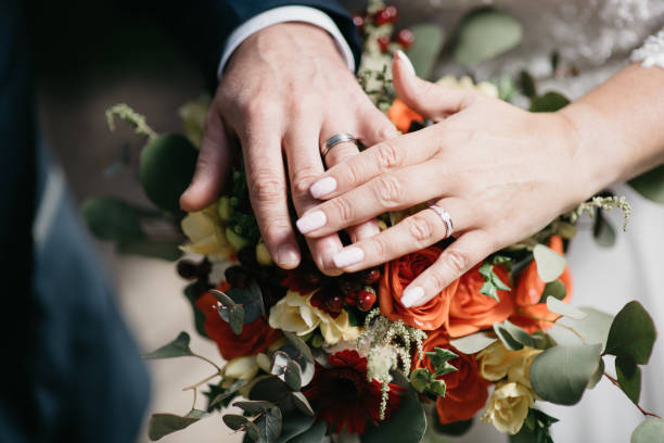 신부와 신랑은 결혼 반지를 보여주는 결혼 꽃을 건네줍니다. - bride caucasian wedding ceremony close up 뉴스 사진 이미지